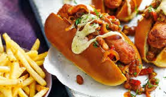 Hot dog vegano con salsa y papas fritas