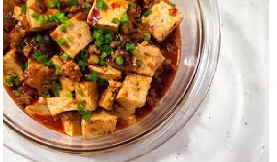 Tofu con salsa roja y vegetales salteados
