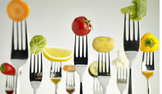 Tenedores con alimentos sanos