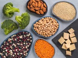 varias tazas de diferentes fuentes de proteína vegetal como el brócoli, tofu, garbanzos, entre otras
